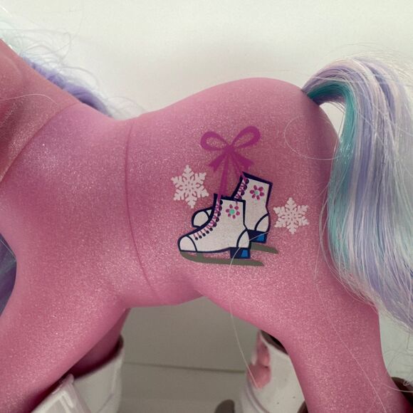 2003 Hasbro My Little Pony Glitter Glide Ice Dancing Pony with all 4 Skates - Picture 3 of 7